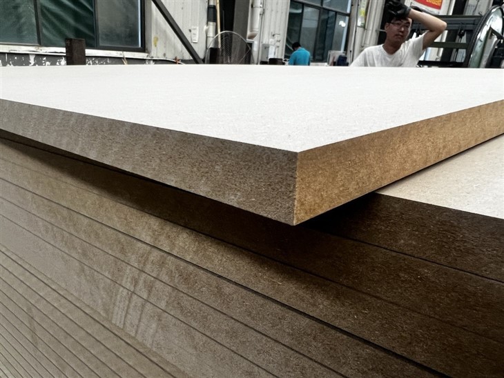 2440X3660MM töötlemata MDF-plaat